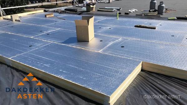 PIR isolatieplaten worden gelegd op plat dak voor dakisolatie in Asten PIR isolatieplaten worden gelegd op plat dak voor dakisolatie in Asten