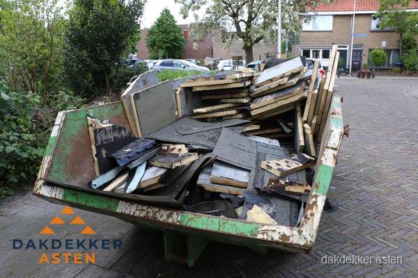 Puincontainer met oud dakmateriaal na dakrenovatie in Asten Puincontainer met oud dakmateriaal na dakrenovatie in Asten