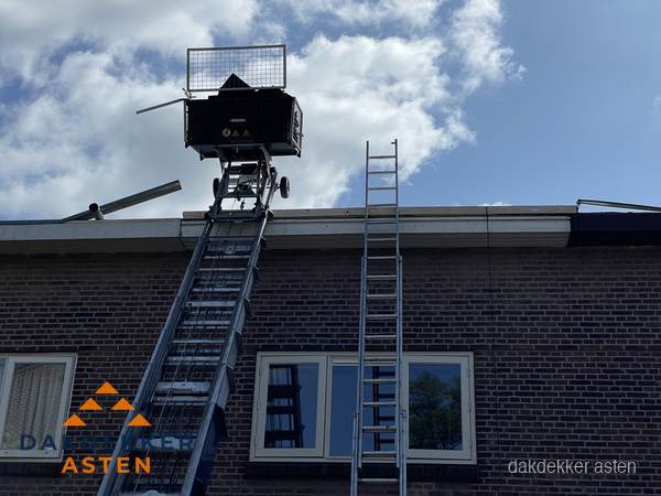 Ladderlift en ladder bij woning voor dakinspectie in Asten