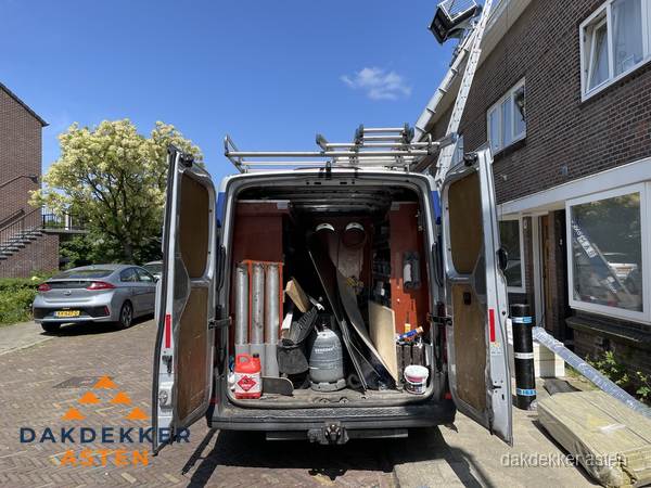 Spoed dakdekker bus met gereedschap en ladder bij woning in Asten Spoed dakdekker bus met gereedschap en ladder bij woning in Asten