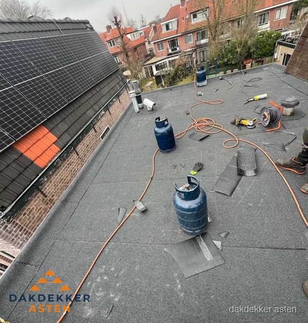 Daklekkage repareren met brandgereedschap op plat dak in Asten Daklekkage repareren met brandgereedschap op plat dak in Asten