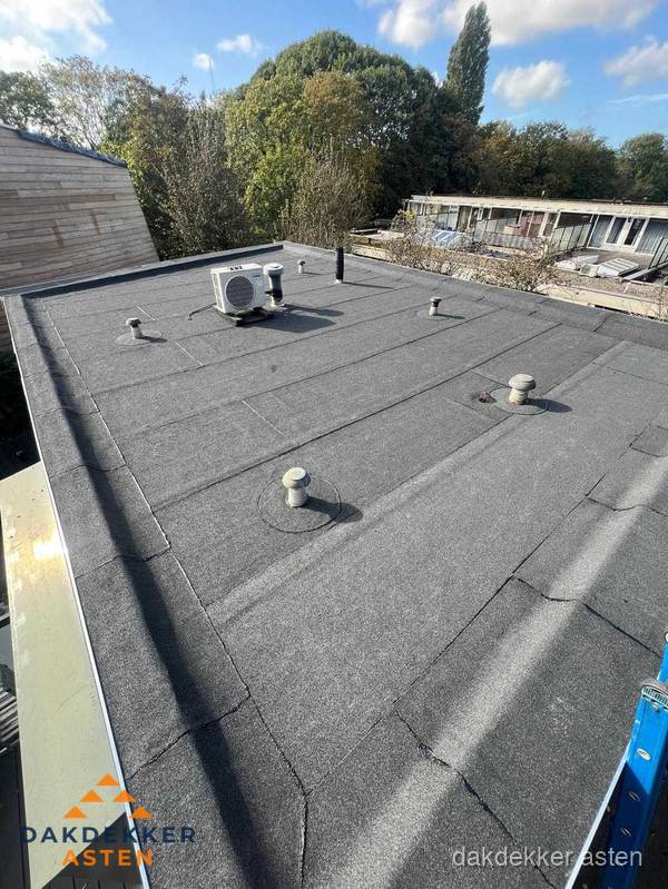 Kosten dakdekker: afgewerkt plat bedrijfsdak met bitumen in Asten