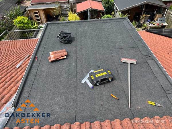 Nieuw plat dak met bitumen dakbedekking in Asten Nieuw plat dak met bitumen dakbedekking in Asten