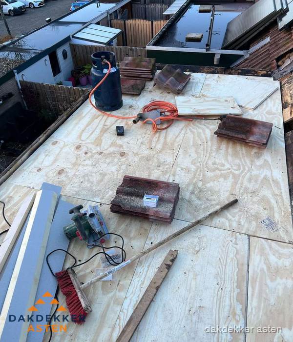 Dakreparatie werkzaamheden op plat dak met gereedschap in Asten