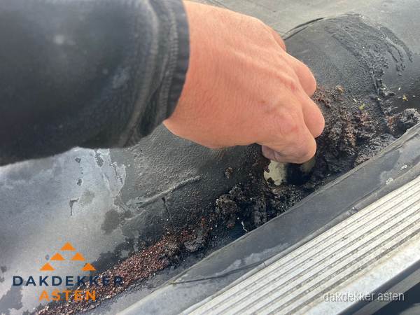 Schade aan bitumen dakbedekking op plat dak in Asten Schade aan bitumen dakbedekking op plat dak in Asten