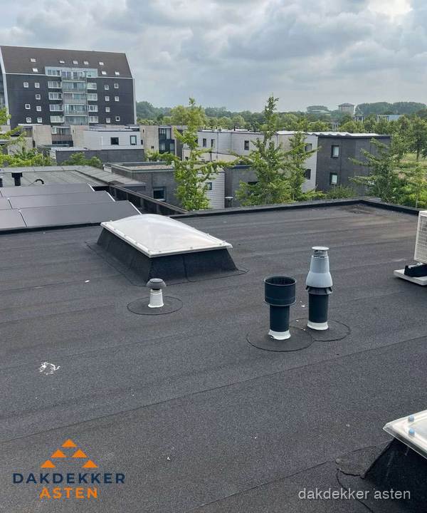 Groot plat dak met lichtkoepel en dakdoorvoeren in Asten Groot plat dak met lichtkoepel en dakdoorvoeren in Asten