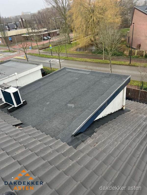 Plat dak met bitumen isolatie en dakbedekking in Asten