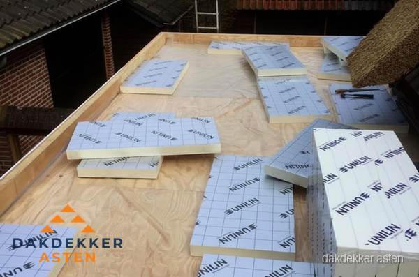 PIR isolatieplaten leggen op plat dak in Asten
