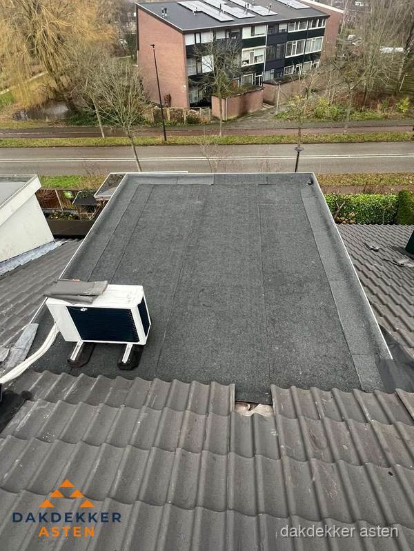 Plat dak inspectie met bitumen bedekking naast schuin pannendak in Asten Plat dak inspectie met bitumen bedekking naast schuin pannendak in Asten