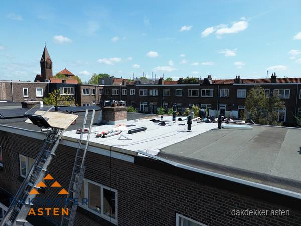 Dakdekkers aan het werk op plat dak in Asten Dakdekkers aan het werk op plat dak in Asten