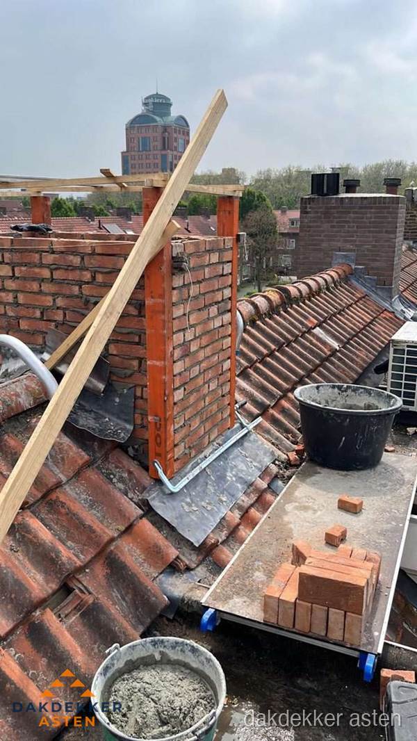 Schoorsteen renovatie met metselwerk op schuin dak in Asten