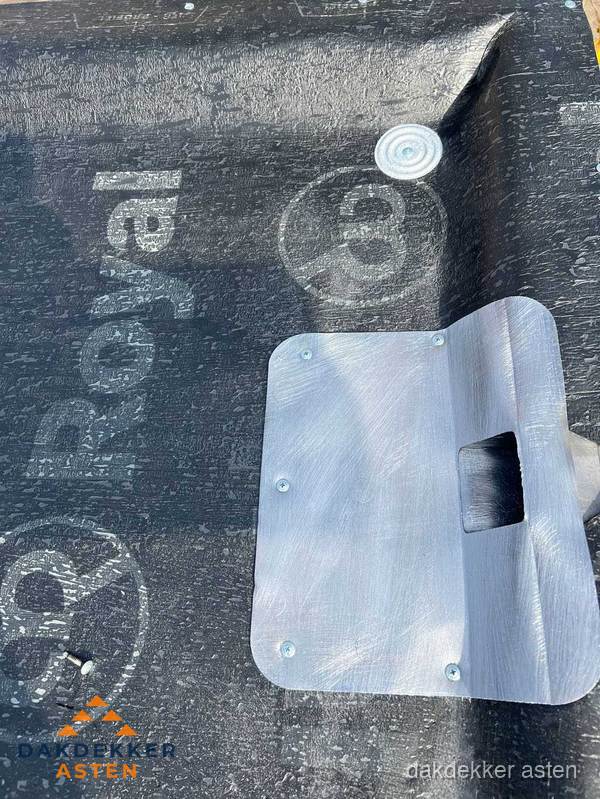 Dakgoot aansluiting op bitumen dak in Asten Dakgoot aansluiting op bitumen dak in Asten