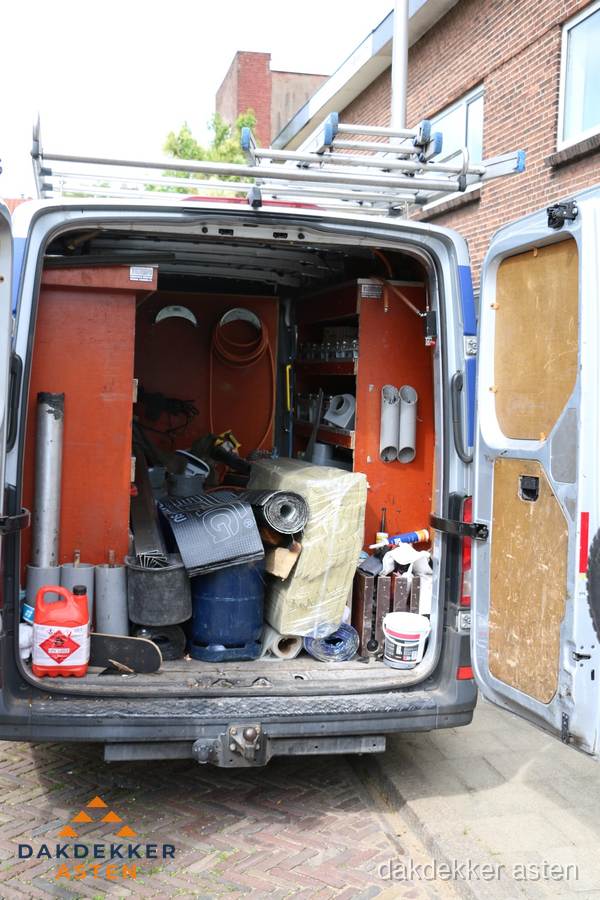 Bedrijfsbus van dakdekker met gereedschap en materialen in Asten Bedrijfsbus van dakdekker met gereedschap en materialen in Asten