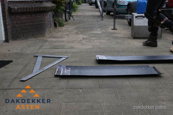 Dakbedekkingsmateriaal en zinkwerk klaargelegd voor reparatie in Asten Dakbedekkingsmateriaal en zinkwerk klaargelegd voor reparatie in Asten
